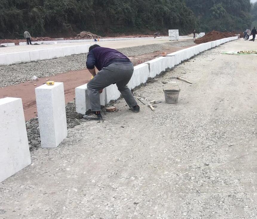 傳統(tǒng)路沿石現(xiàn)場(chǎng)安裝